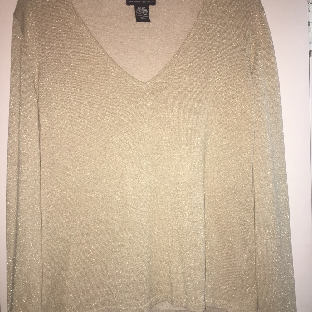 🌟Dazzling light weight gold long sleeve v-neck 🌟